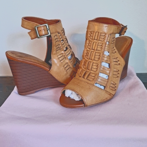 ๐ค Dollhouse Snicker Tan Peep Toe Wedge Heel Sandals - Picture 2 of 8